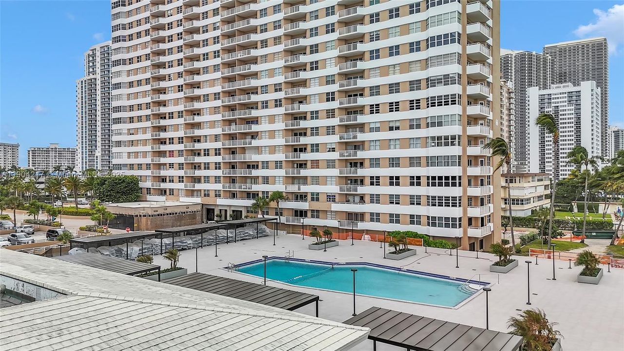 For Sale: $595,000 (2 beds, 2 baths, 870 Square Feet)