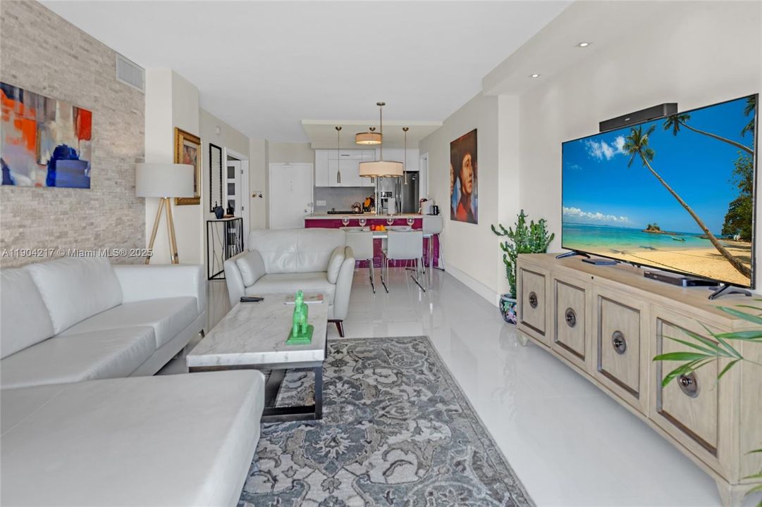 For Sale: $595,000 (2 beds, 2 baths, 870 Square Feet)