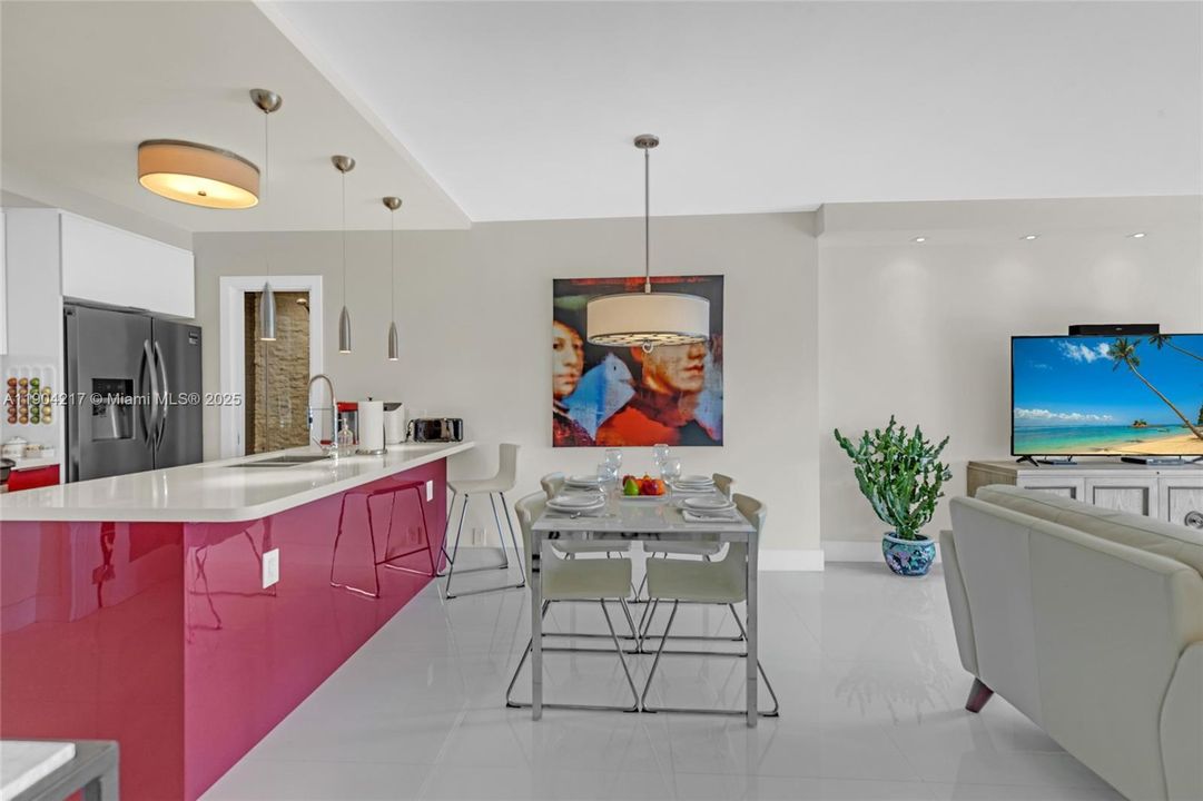 For Sale: $595,000 (2 beds, 2 baths, 870 Square Feet)