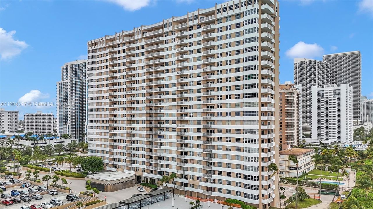 For Sale: $595,000 (2 beds, 2 baths, 870 Square Feet)