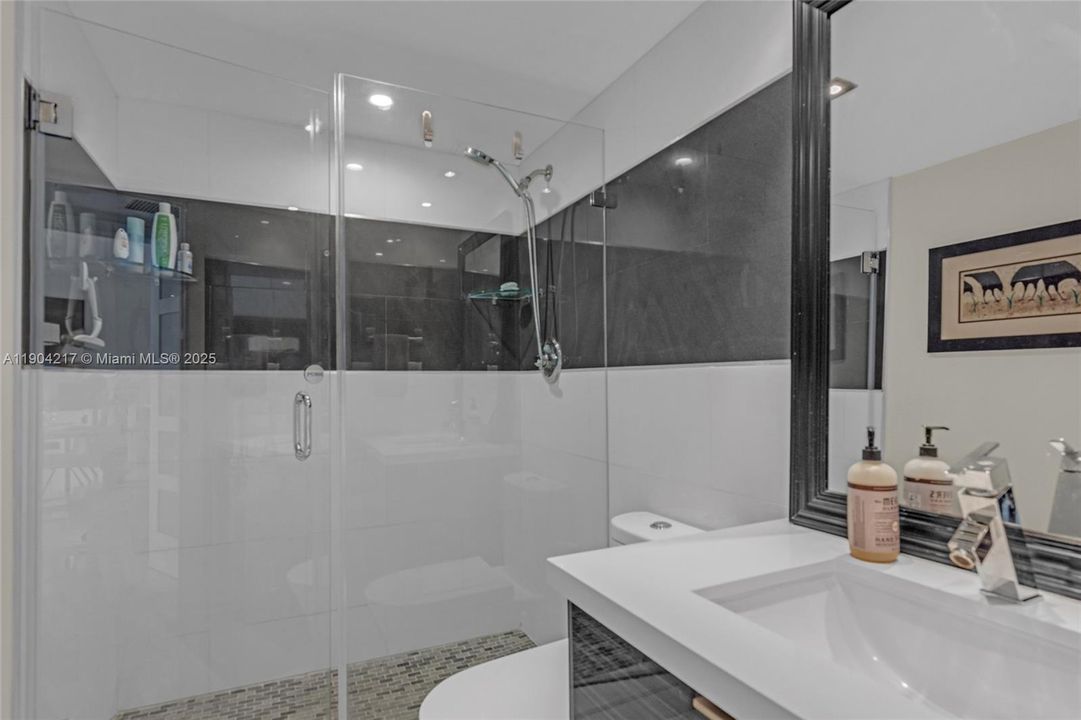 For Sale: $595,000 (2 beds, 2 baths, 870 Square Feet)