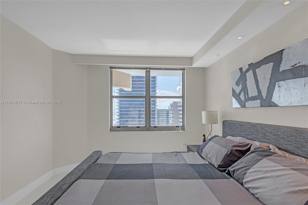 For Sale: $595,000 (2 beds, 2 baths, 870 Square Feet)