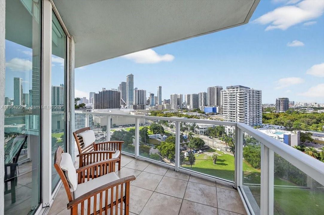 待售: $635,000 (2 贝兹, 2 浴室, 1162 平方英尺)