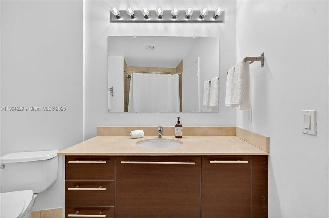 待售: $635,000 (2 贝兹, 2 浴室, 1162 平方英尺)