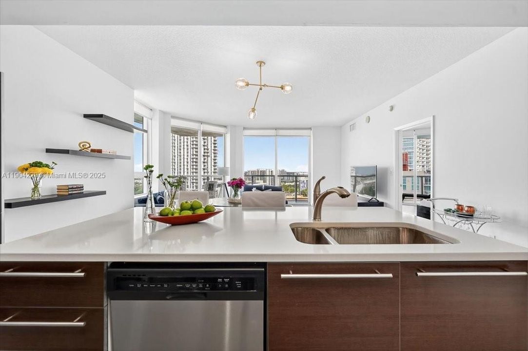 待售: $635,000 (2 贝兹, 2 浴室, 1162 平方英尺)