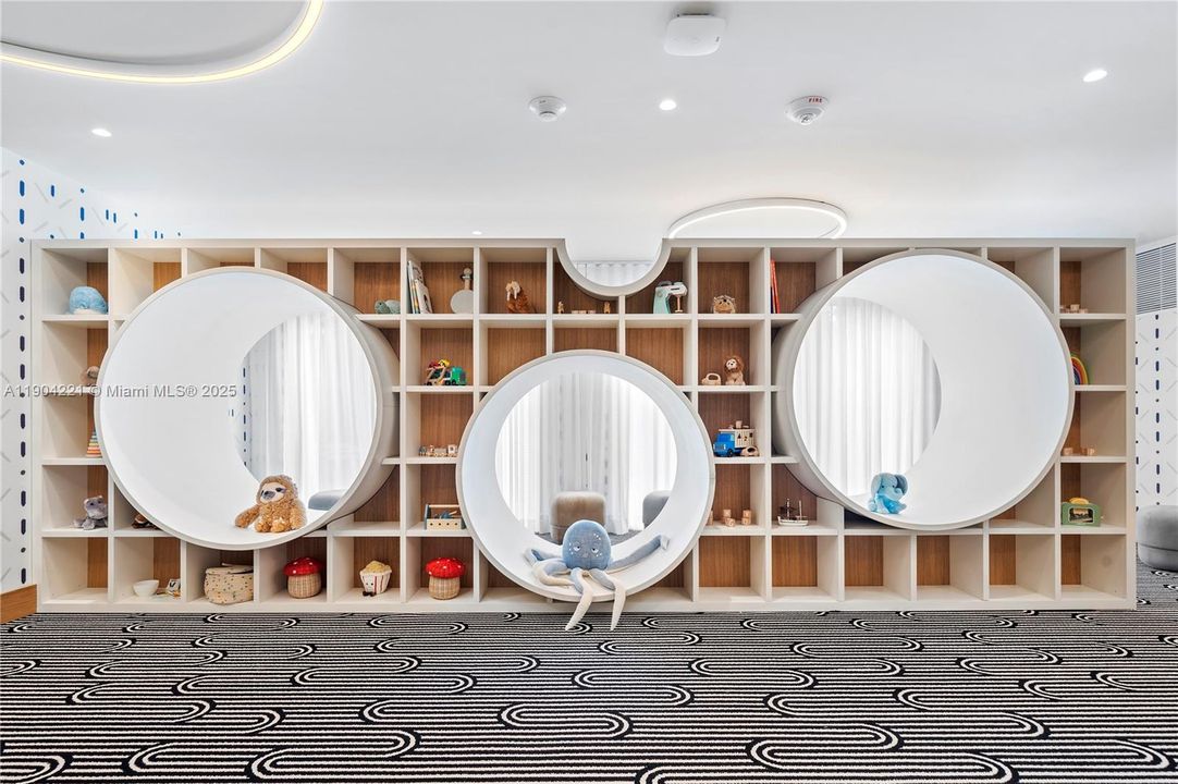 Recently Rented: $9,200 (2 beds, 2 baths, 982 Square Feet)