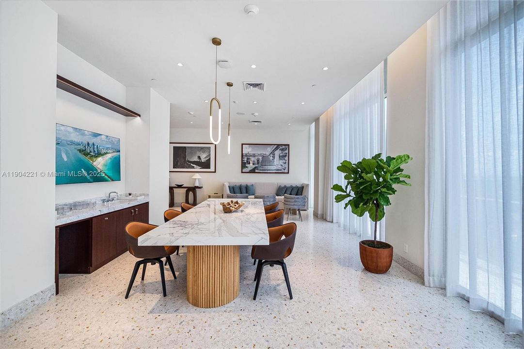 Recently Rented: $9,200 (2 beds, 2 baths, 982 Square Feet)