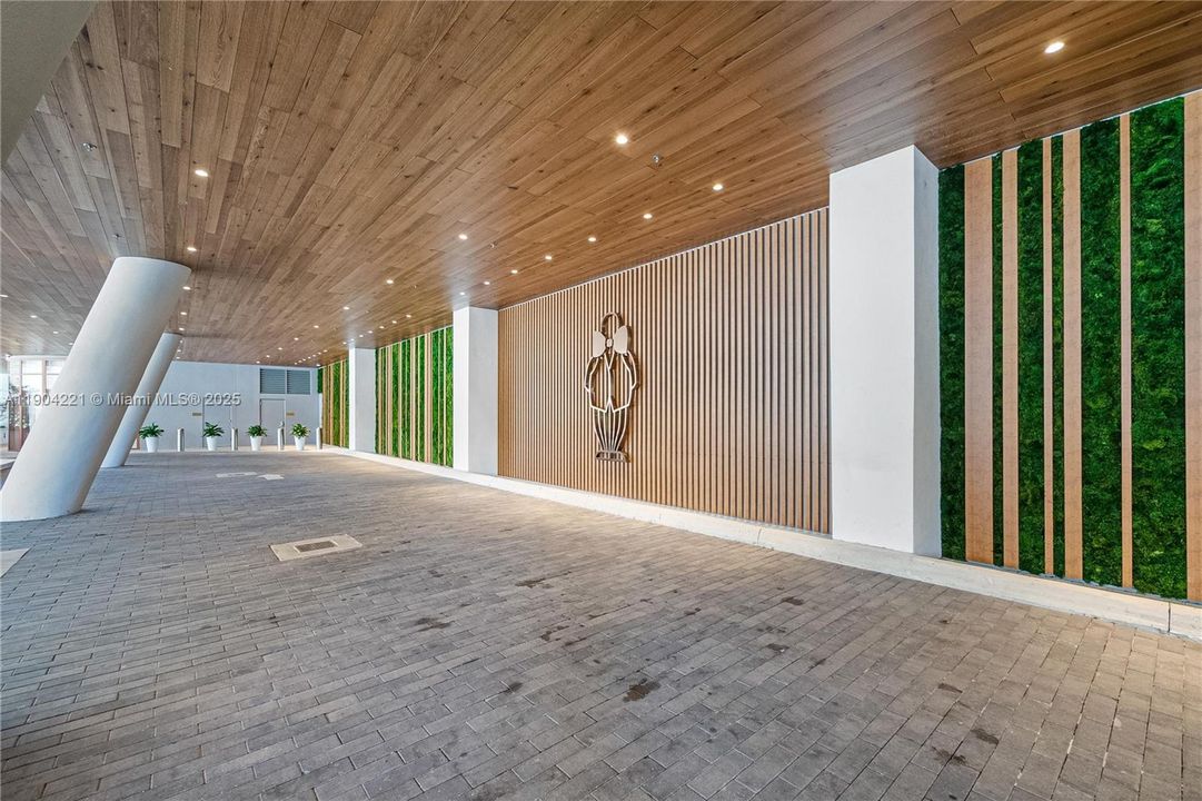 Recently Rented: $9,200 (2 beds, 2 baths, 982 Square Feet)