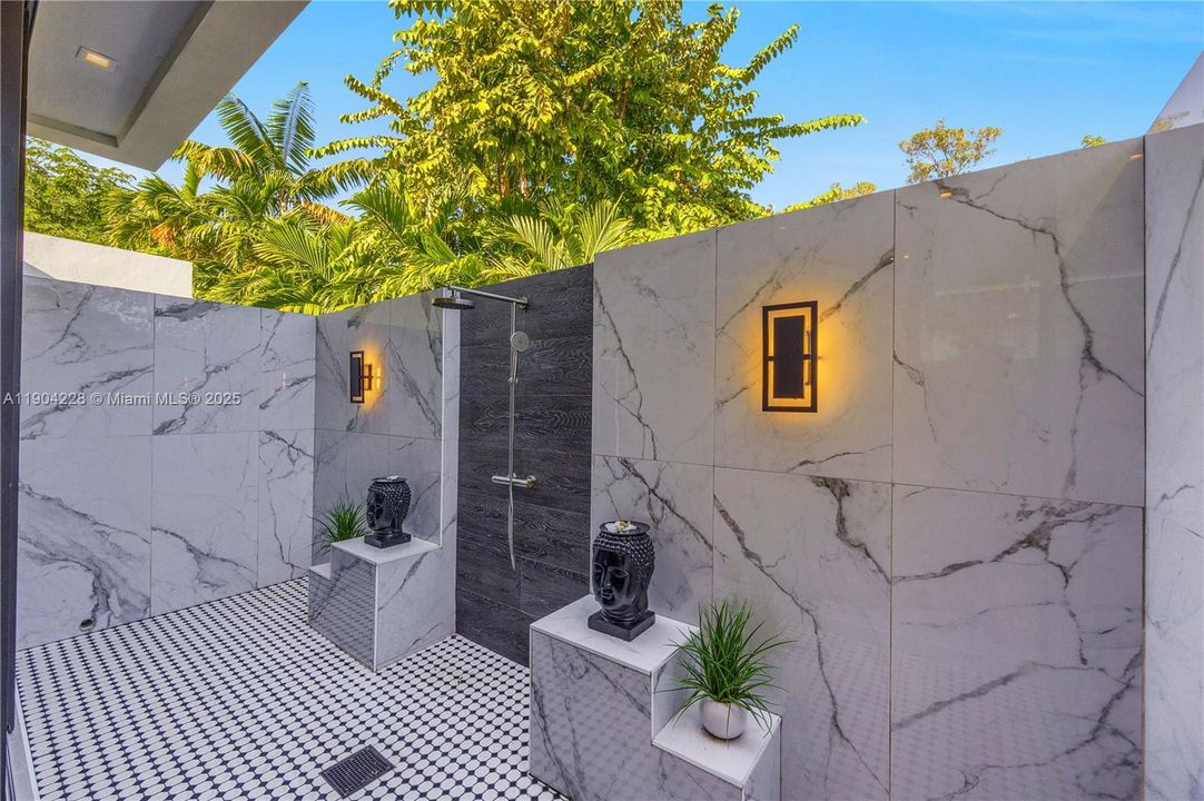 For Sale: $6,995,000 (5 beds, 5 baths, 3749 Square Feet)