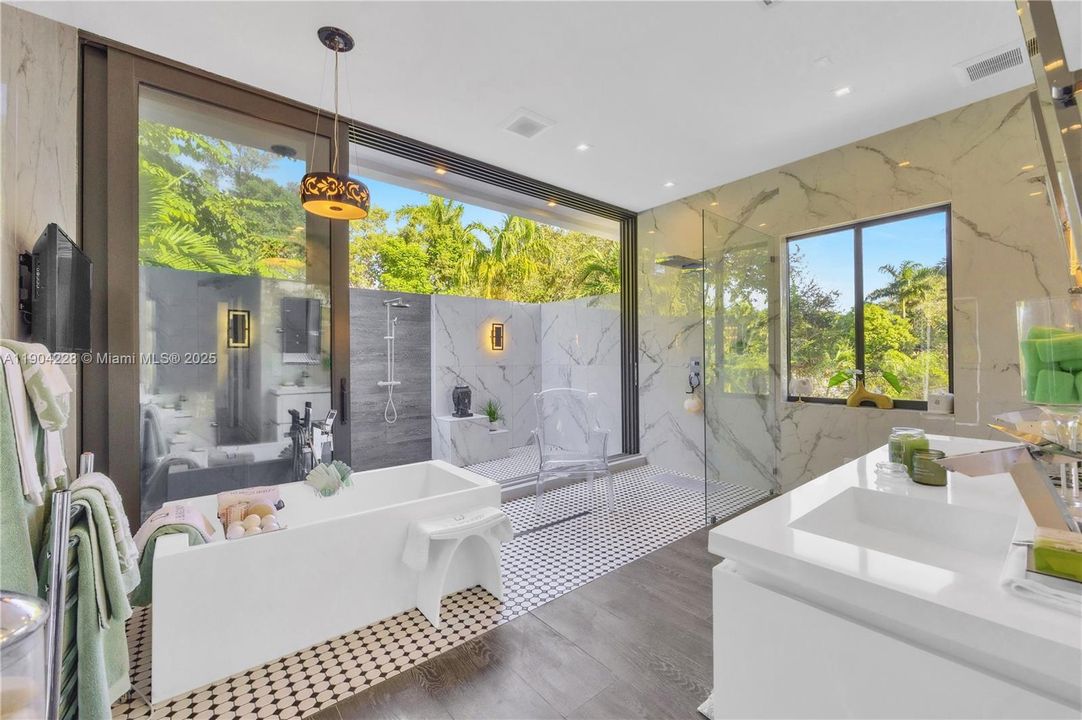 For Sale: $6,995,000 (5 beds, 5 baths, 3749 Square Feet)