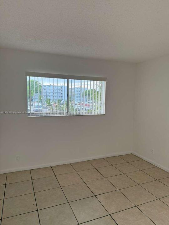 For Rent: $1,750 (2 beds, 1 baths, 832 Square Feet)
