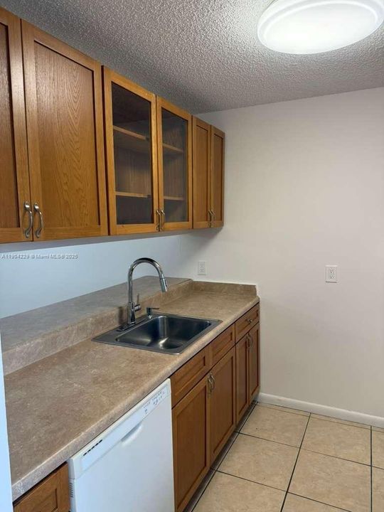 For Rent: $1,750 (2 beds, 1 baths, 832 Square Feet)