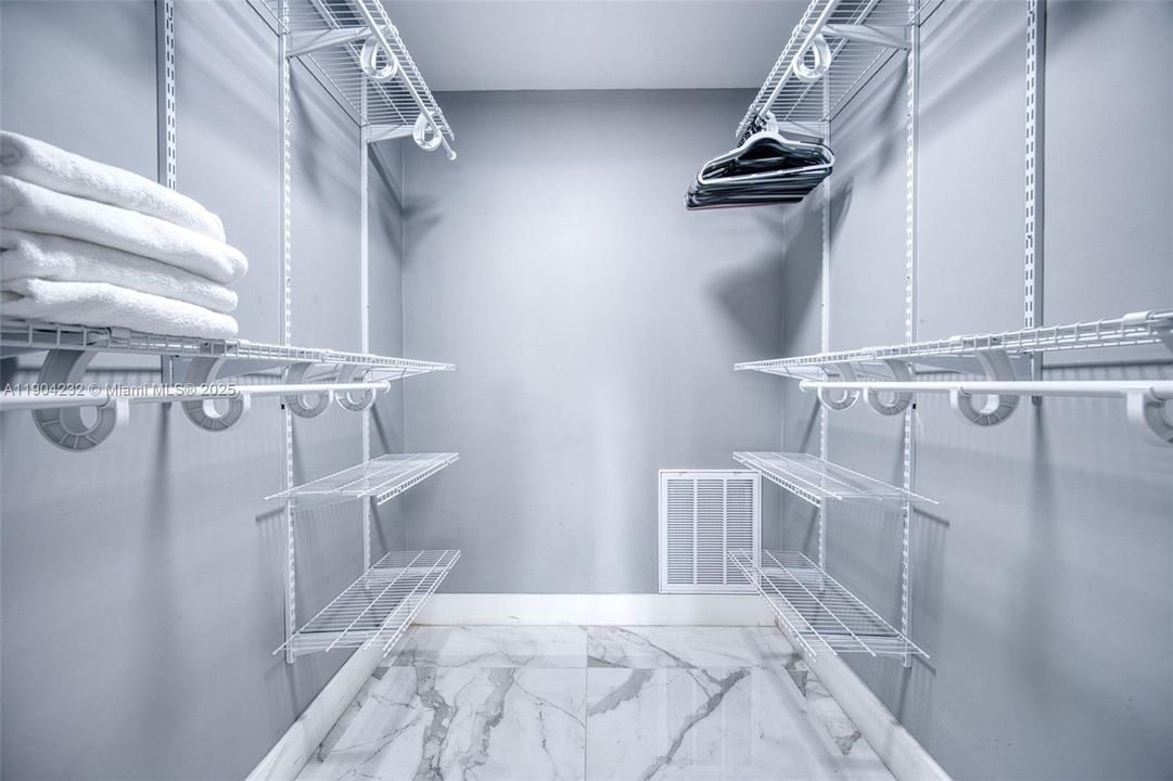 出租: $16,500 (4 贝兹, 3 浴室, 3158 平方英尺)