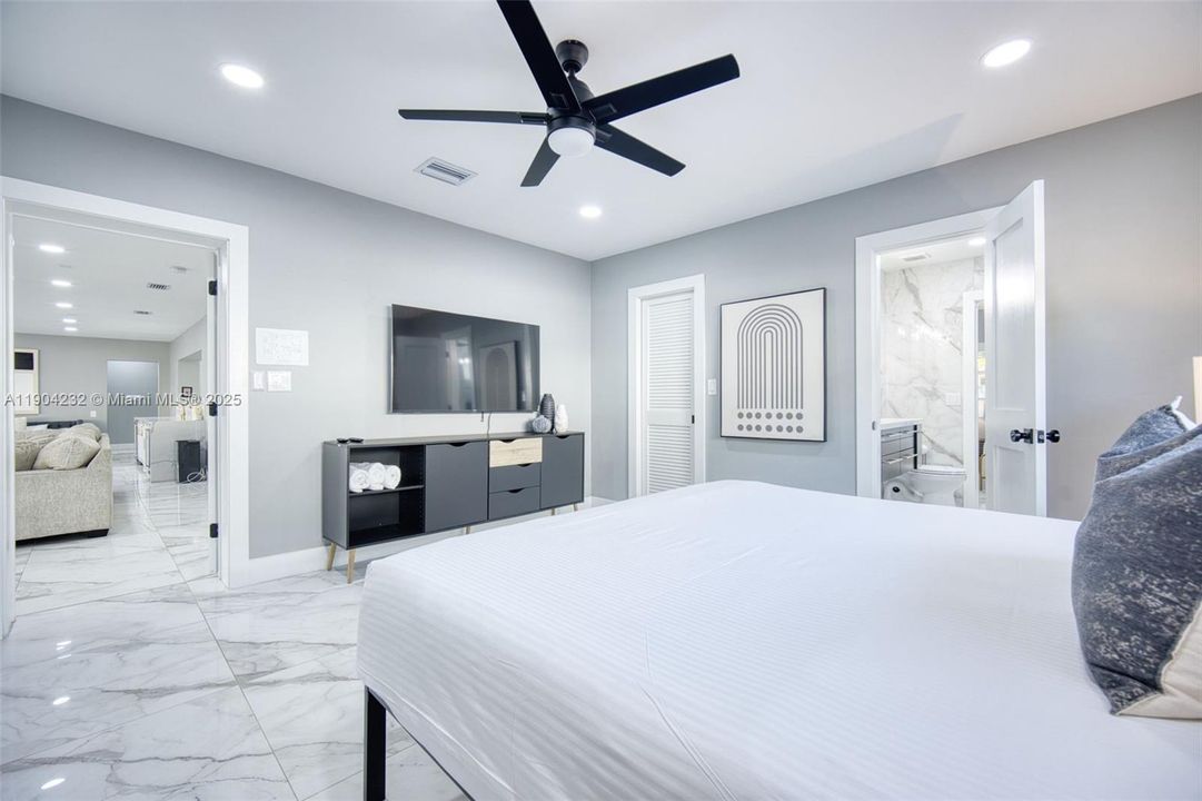 出租: $16,500 (4 贝兹, 3 浴室, 3158 平方英尺)