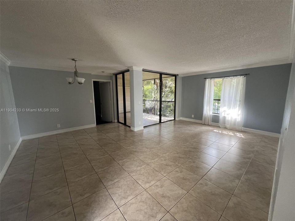 For Sale: $249,000 (2 beds, 2 baths, 974 Square Feet)