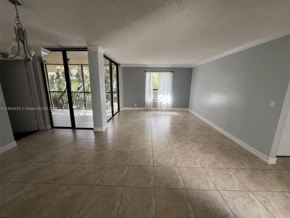 For Sale: $249,000 (2 beds, 2 baths, 974 Square Feet)