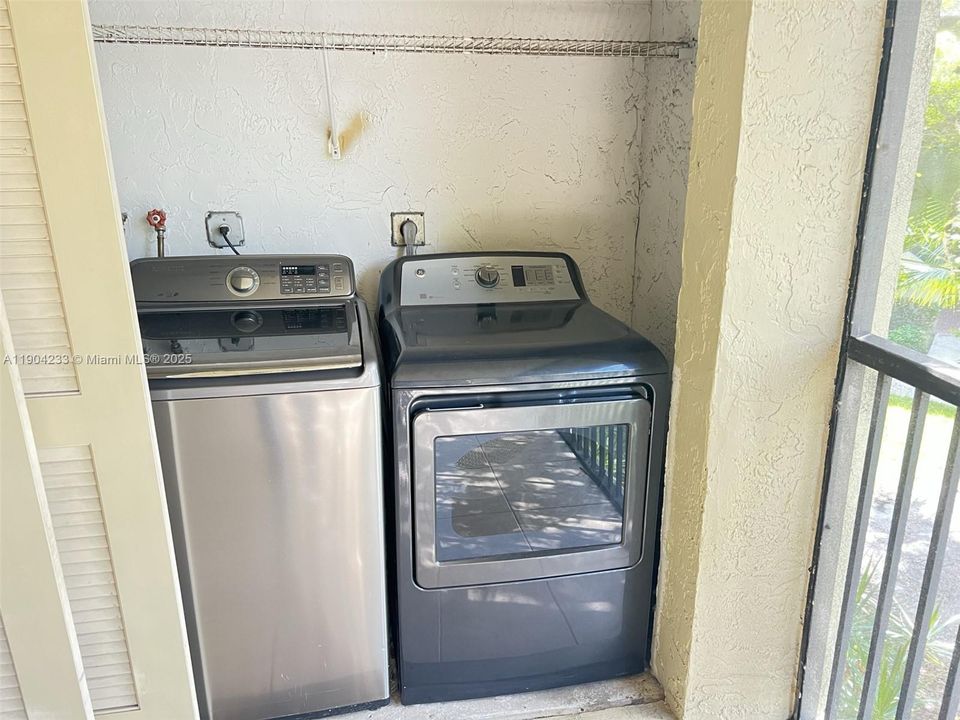 For Sale: $249,000 (2 beds, 2 baths, 974 Square Feet)