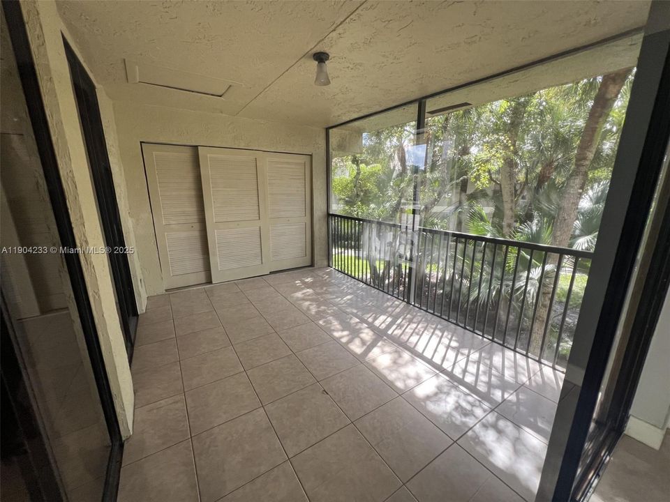 For Sale: $249,000 (2 beds, 2 baths, 974 Square Feet)