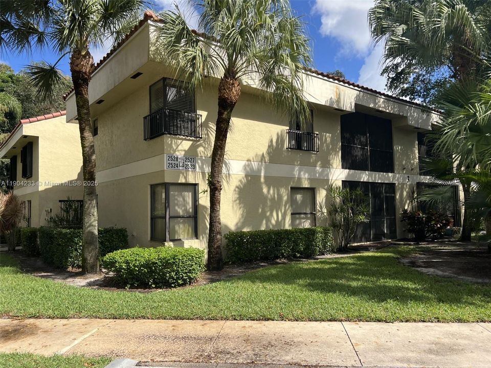 For Sale: $249,000 (2 beds, 2 baths, 974 Square Feet)