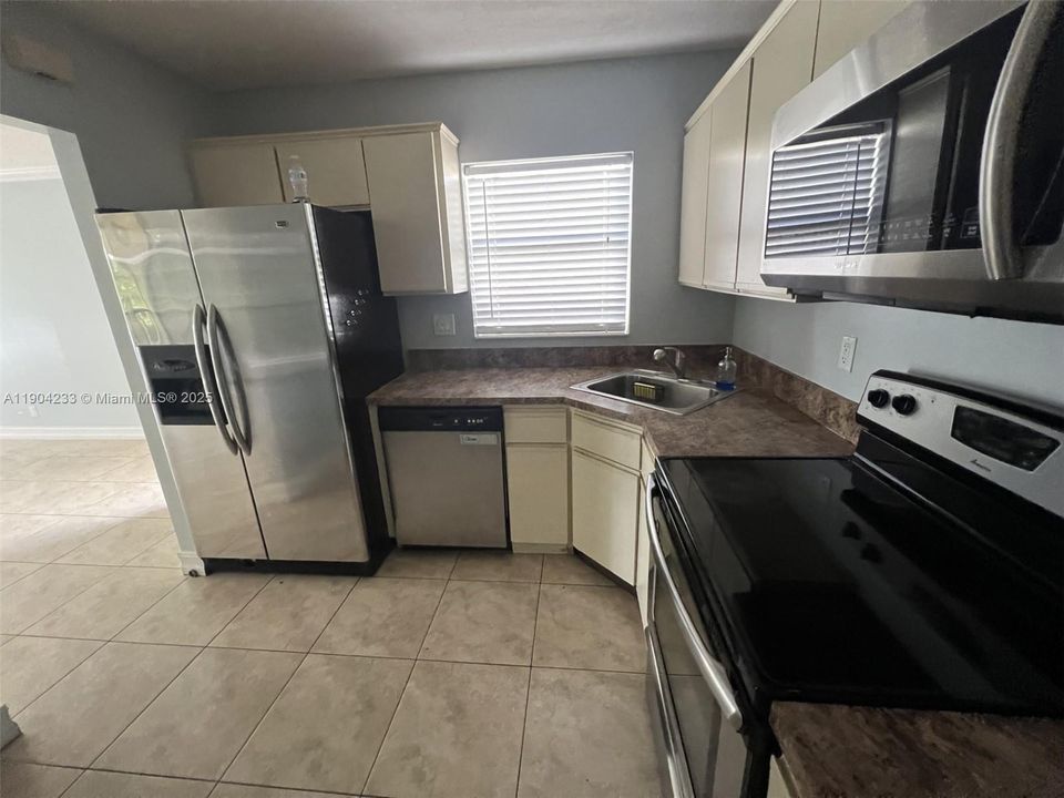 For Sale: $249,000 (2 beds, 2 baths, 974 Square Feet)