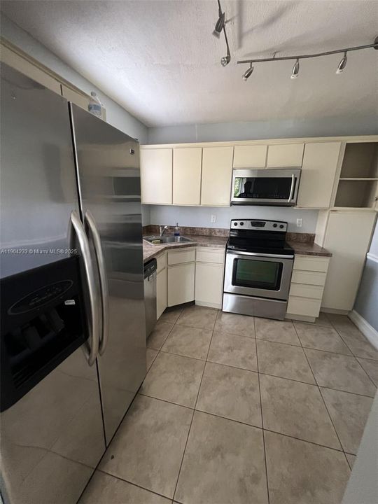 For Sale: $249,000 (2 beds, 2 baths, 974 Square Feet)