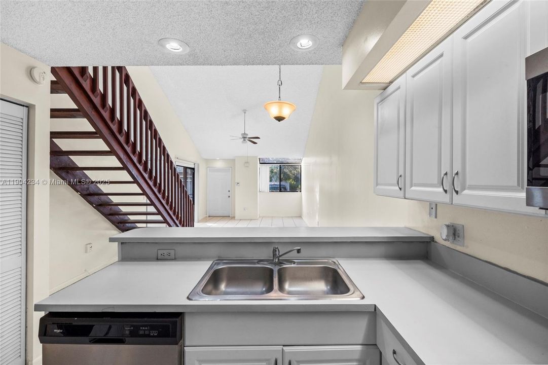 На продажу: $282,000 (2 спален, 2 ванн, 1186 Квадратных фут)