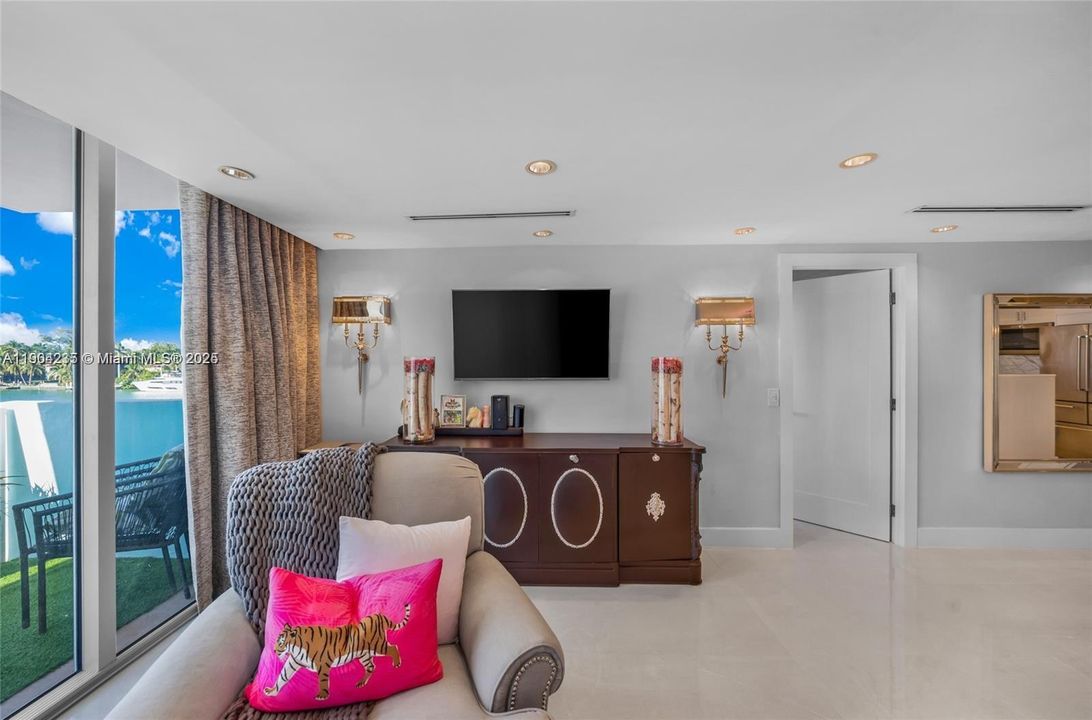 For Rent: $3,450 (1 beds, 1 baths, 840 Square Feet)