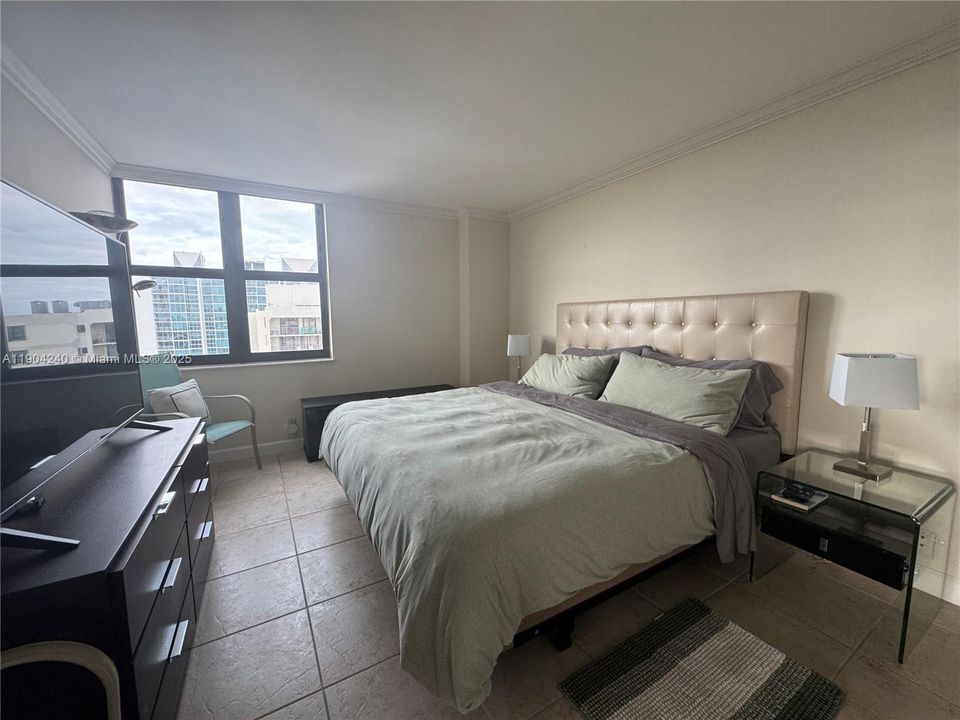 Под контрактом: $780,000 (2 спален, 2 ванн, 1005 Квадратных фут)