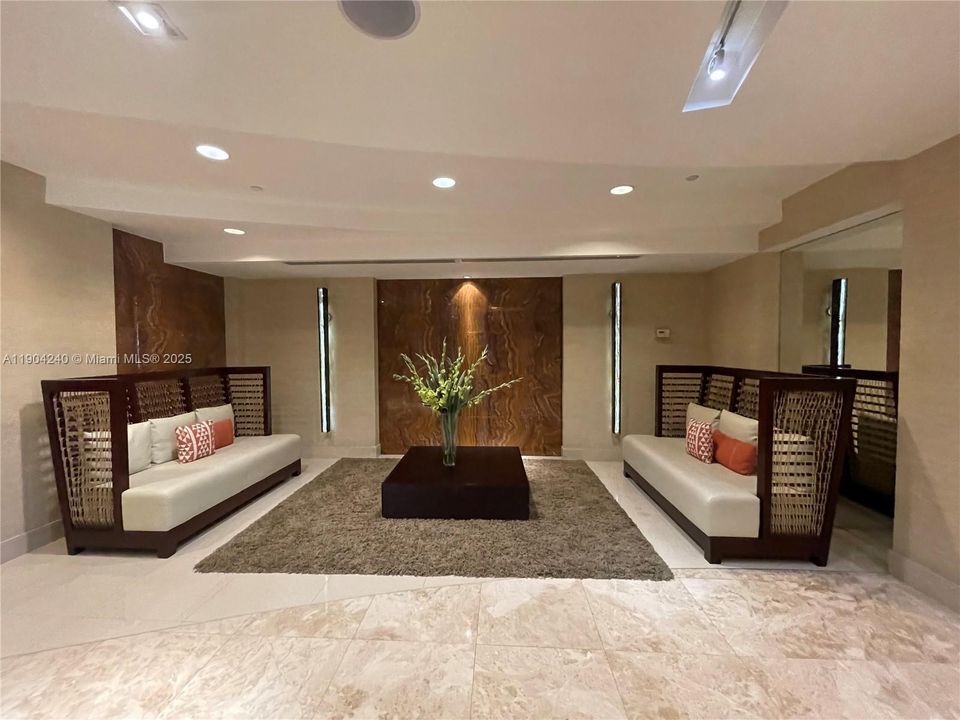 Под контрактом: $780,000 (2 спален, 2 ванн, 1005 Квадратных фут)