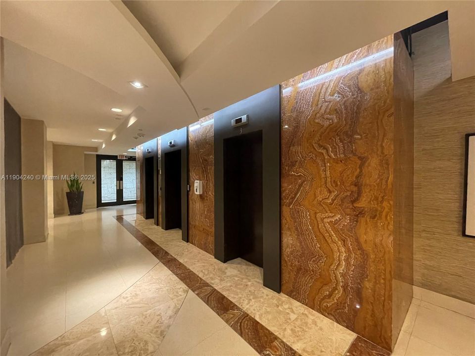 Под контрактом: $780,000 (2 спален, 2 ванн, 1005 Квадратных фут)