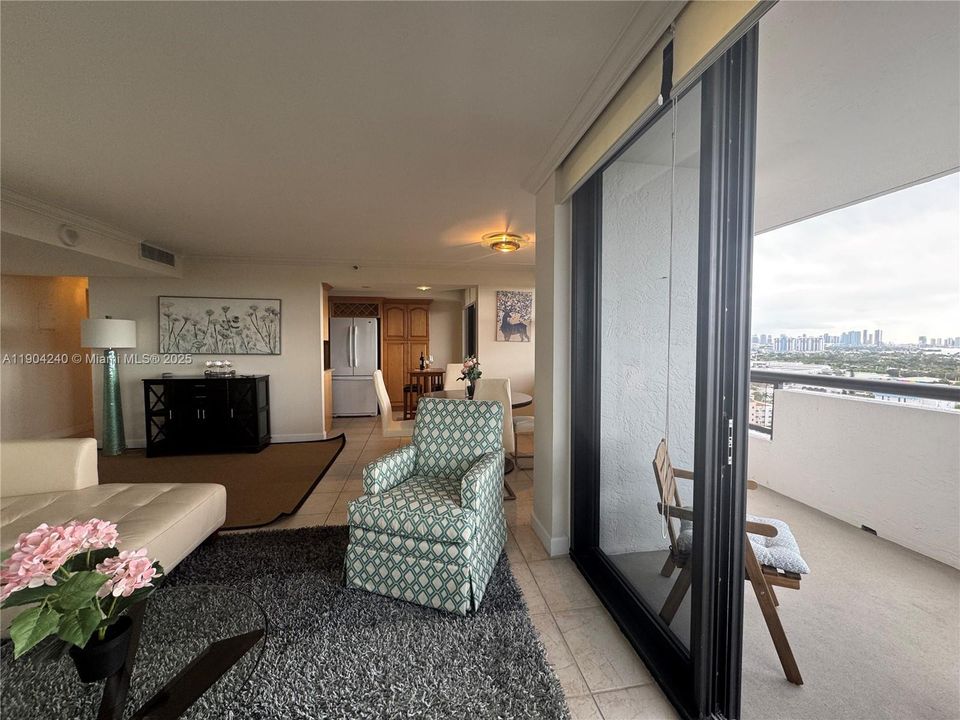 Под контрактом: $780,000 (2 спален, 2 ванн, 1005 Квадратных фут)