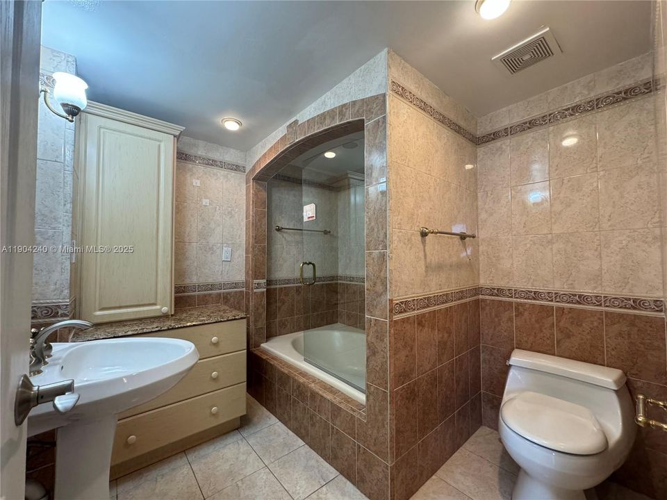 Под контрактом: $780,000 (2 спален, 2 ванн, 1005 Квадратных фут)