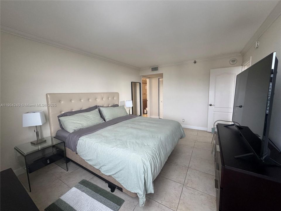 Под контрактом: $780,000 (2 спален, 2 ванн, 1005 Квадратных фут)