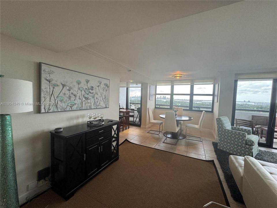 Под контрактом: $780,000 (2 спален, 2 ванн, 1005 Квадратных фут)