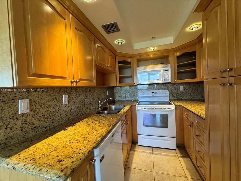 Под контрактом: $780,000 (2 спален, 2 ванн, 1005 Квадратных фут)