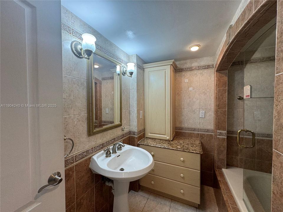 Под контрактом: $780,000 (2 спален, 2 ванн, 1005 Квадратных фут)