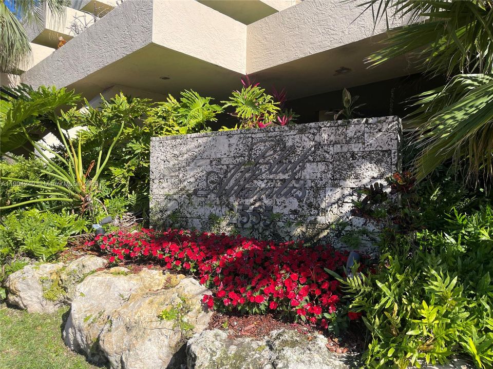 Под контрактом: $780,000 (2 спален, 2 ванн, 1005 Квадратных фут)