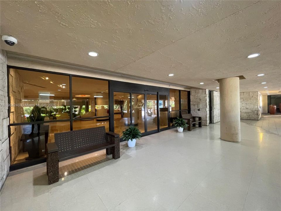 Под контрактом: $780,000 (2 спален, 2 ванн, 1005 Квадратных фут)