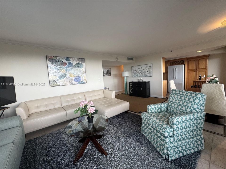 Под контрактом: $780,000 (2 спален, 2 ванн, 1005 Квадратных фут)