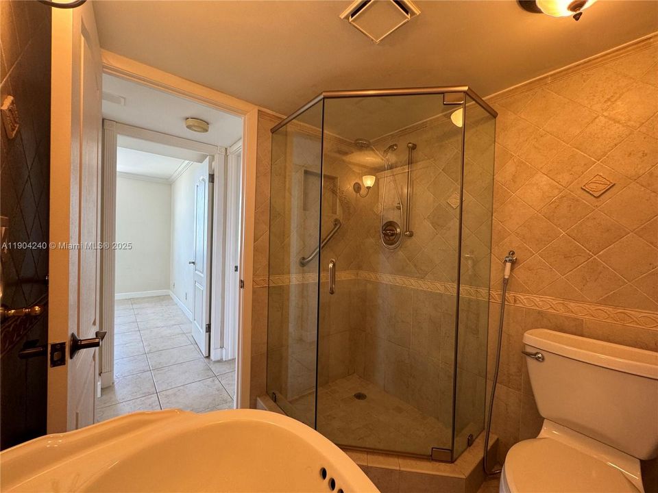 Под контрактом: $780,000 (2 спален, 2 ванн, 1005 Квадратных фут)