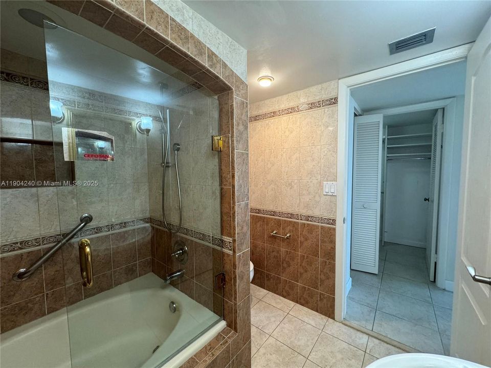 Под контрактом: $780,000 (2 спален, 2 ванн, 1005 Квадратных фут)