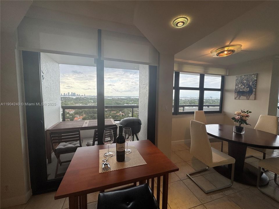 Под контрактом: $780,000 (2 спален, 2 ванн, 1005 Квадратных фут)