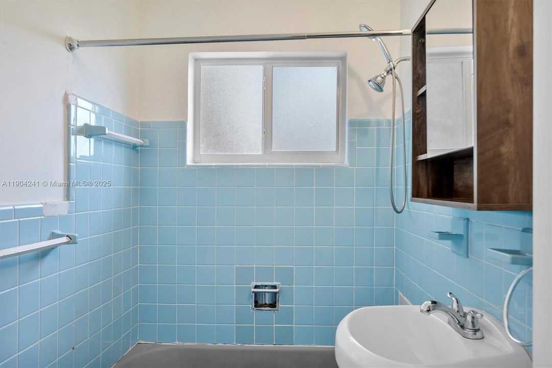 Active With Contract: $519,500 (3 beds, 2 baths, 1275 Square Feet)