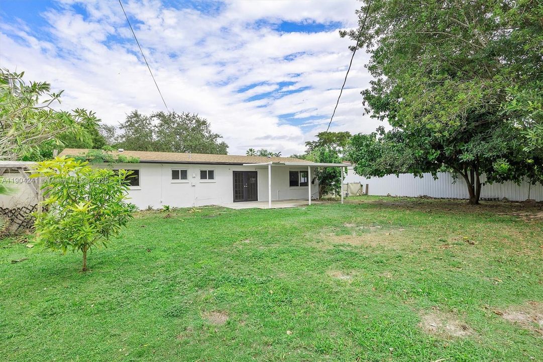 Active With Contract: $519,500 (3 beds, 2 baths, 1275 Square Feet)