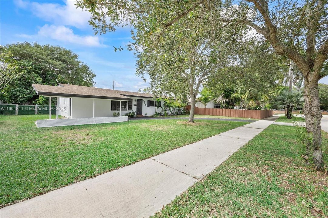 Active With Contract: $519,500 (3 beds, 2 baths, 1275 Square Feet)