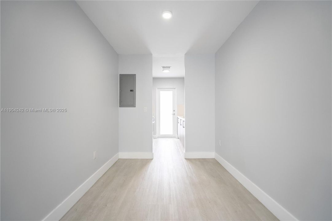 For Rent: $1,975 (1 beds, 1 baths, 610 Square Feet)