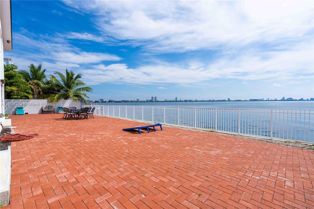 For Rent: $1,975 (1 beds, 1 baths, 610 Square Feet)