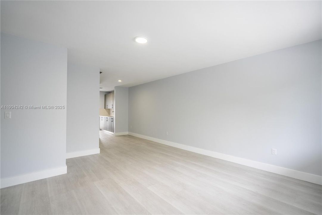 For Rent: $1,975 (1 beds, 1 baths, 610 Square Feet)