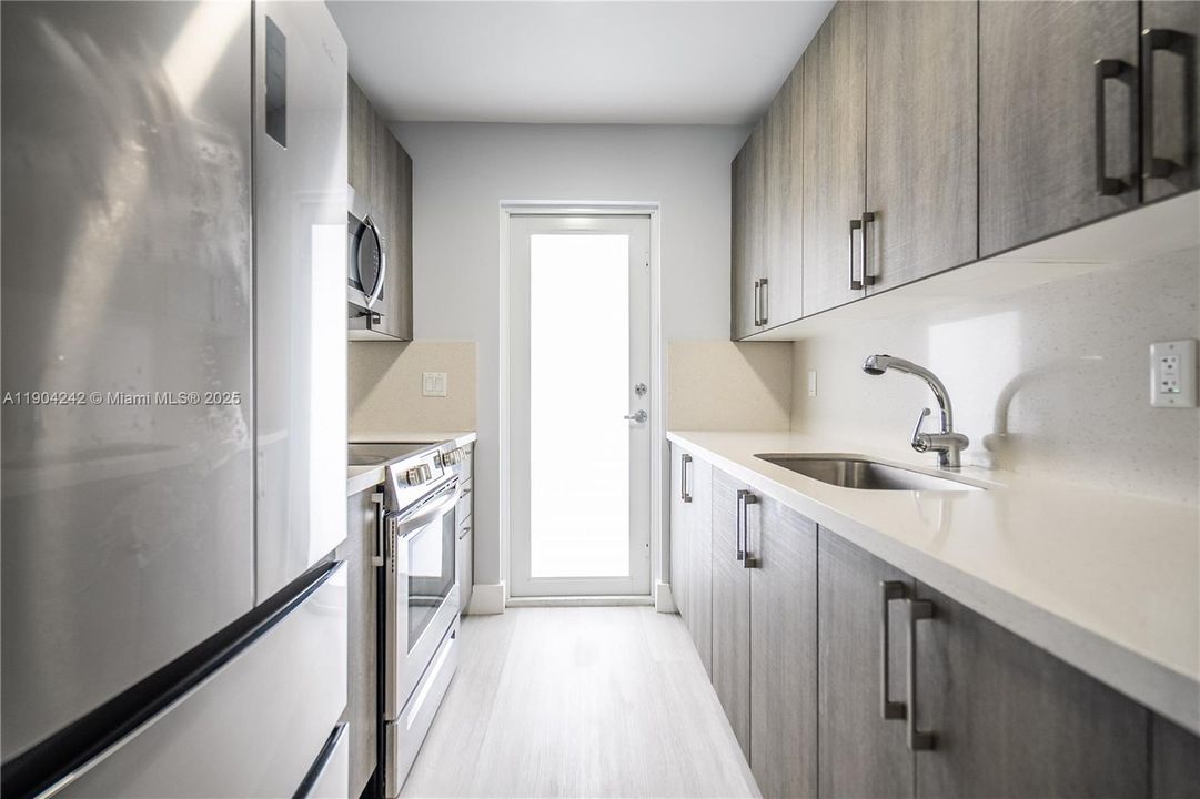 For Rent: $1,975 (1 beds, 1 baths, 610 Square Feet)