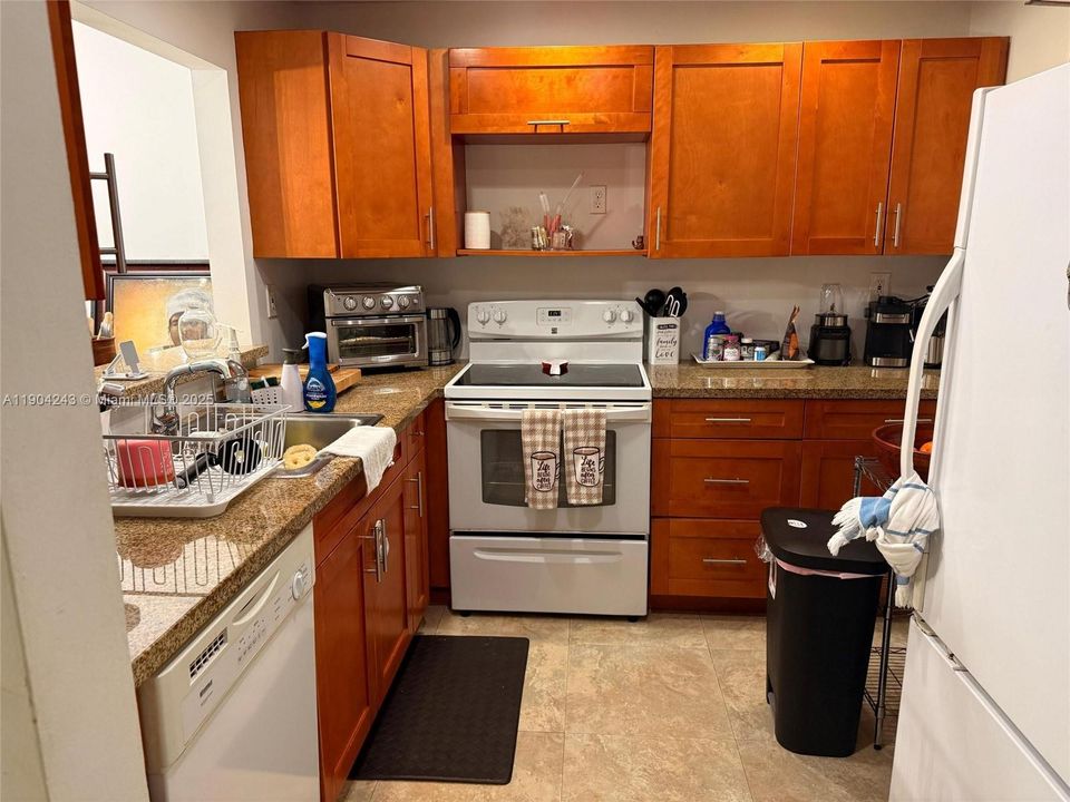 For Rent: $1,900 (2 beds, 1 baths, 928 Square Feet)